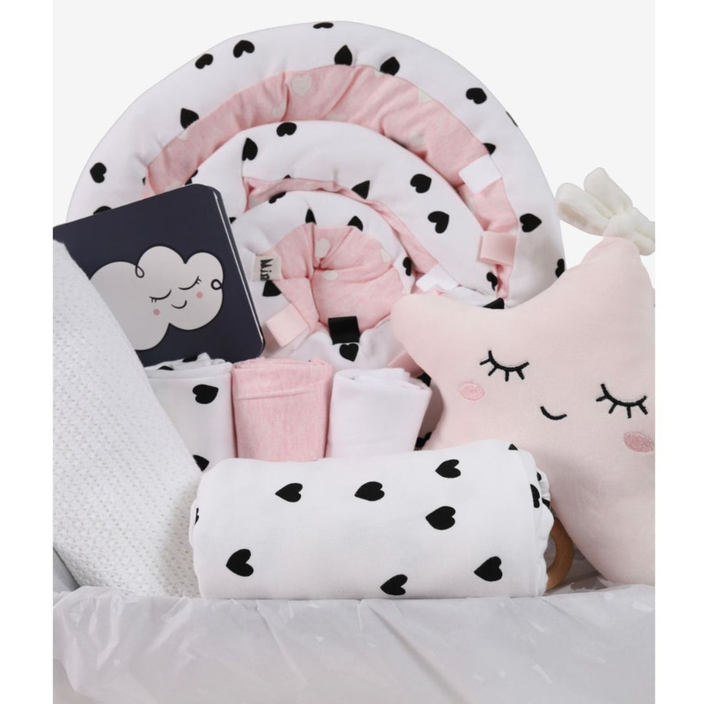女の子の赤ちゃんのためのピンクのハートのギフトセット